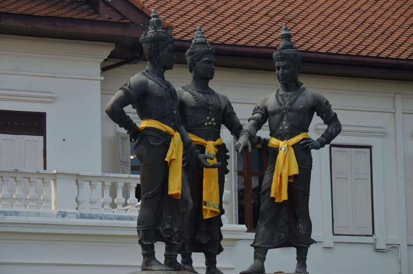 Chiang Mai: Historic Temples and City Guided Walking Tour - Heat, clothing, and the realities of walking