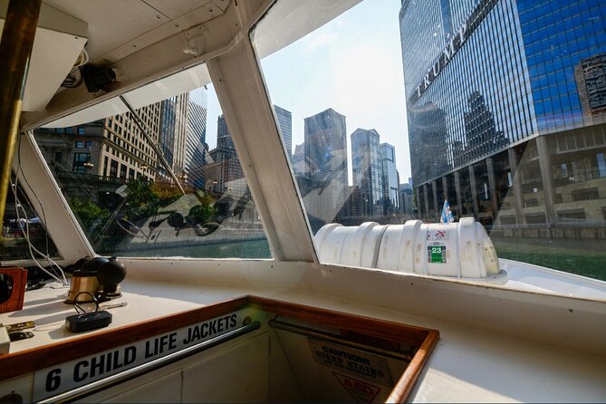 Chicago River Architecture Tour Aboard a Historic Yacht - The Magnificent Mile and Michigan Avenue
