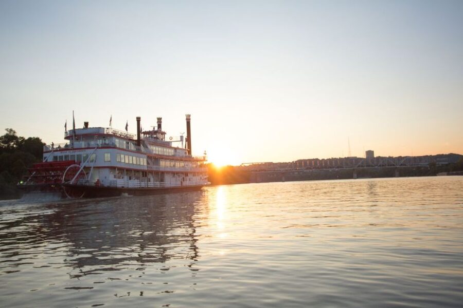 Cincinnati: Historic Sightseeing Cruise - Boarding beside Newport Aquarium