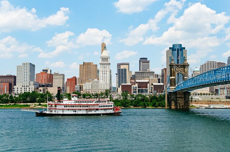Cincinnati: Historic Sightseeing Cruise - Food, drinks, and the simple onboard setup