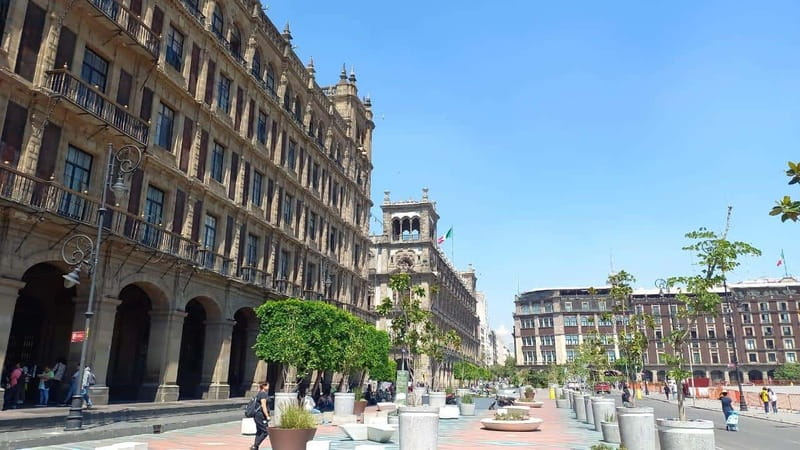 Ciudad de Mexico: Historia y vida moderna en la capital - A Mexican refreshment at Plaza Manuel Tolsá