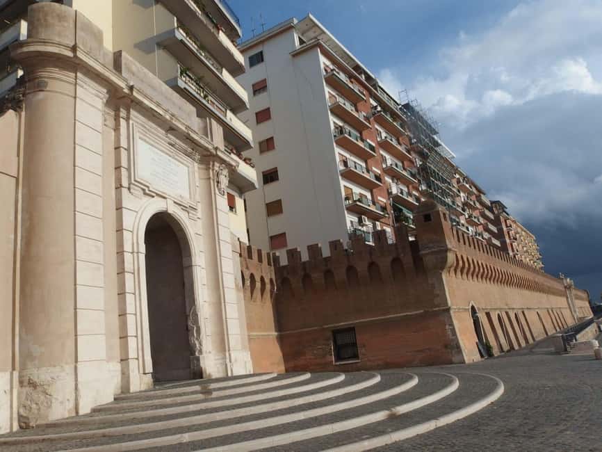 Civitavecchia: Historical and Culinary Walking Tour - The market: produce, aromas, and the day’s best food stop