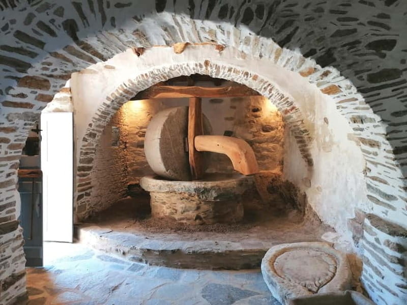 Classical guitar concert in a historic olive press - Who should book this experience?