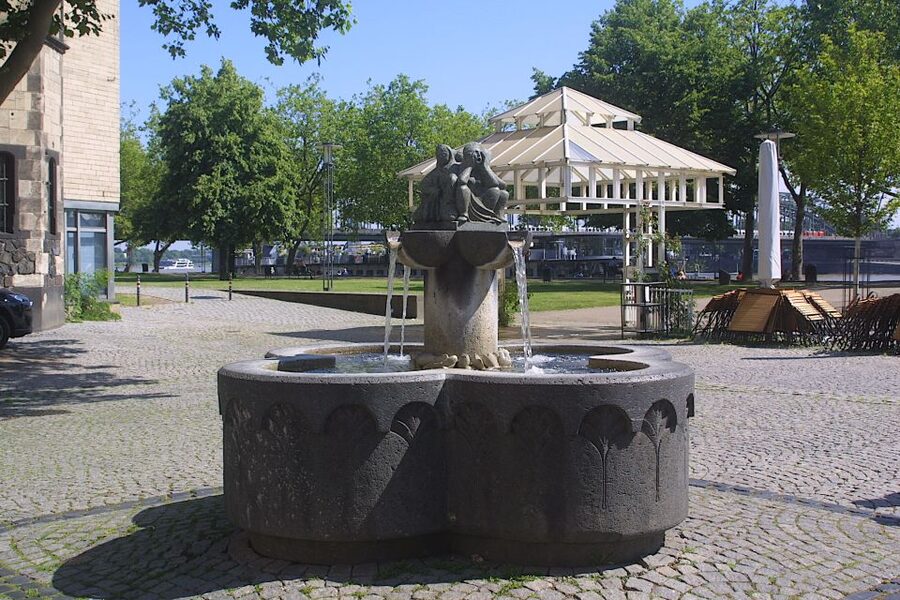Cologne: Old Town Historical Walking Tour with GEO Epoche - Schmitzsäule and the value of small monuments