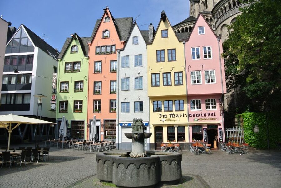 Cologne: Old Town Historical Walking Tour with GEO Epoche - German language, guide style, and group expectations