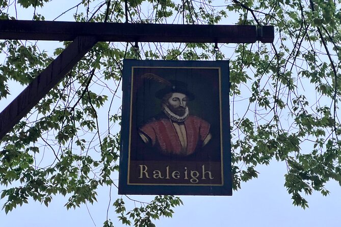 Colonial History Tour in Williamsburg Virginia - Walking through the historic streets