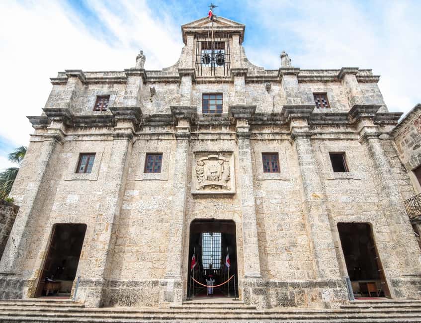 Colonial Zone: Historical Tour with a visit to the Columbus Lighthouse and Tres Ojos Park - A craft market and a taste of local culture