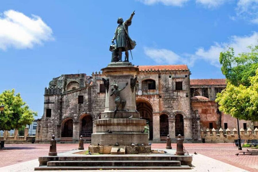Colonial Zone: Historical Tour with a visit to the Columbus Lighthouse and Tres Ojos Park - Los Tres Ojos, an underground start to the day