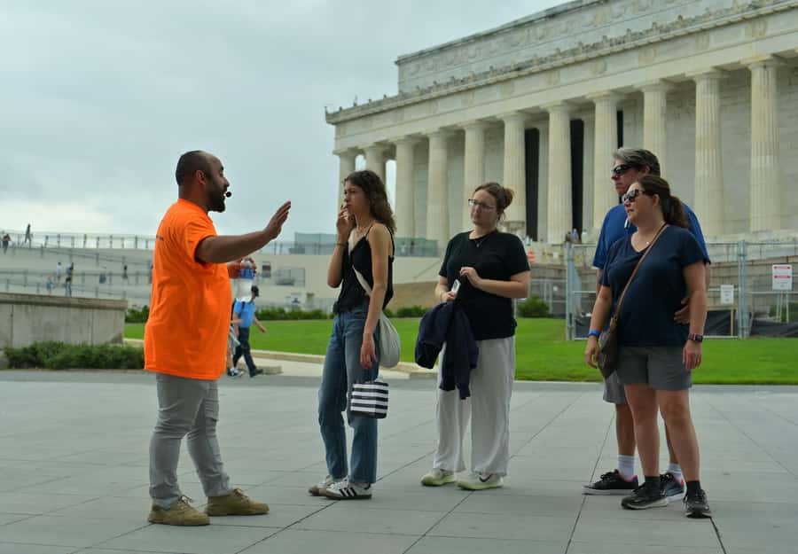 D.C: Monuments & History Guided Open-Air Bus Tour-Day &Night - Key points at a glance