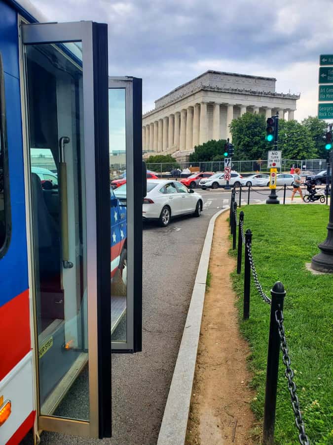 D.C: Monuments & History Guided Open-Air Bus Tour-Day &Night - Lincoln Memorial and Martin Luther King Jr. Memorial