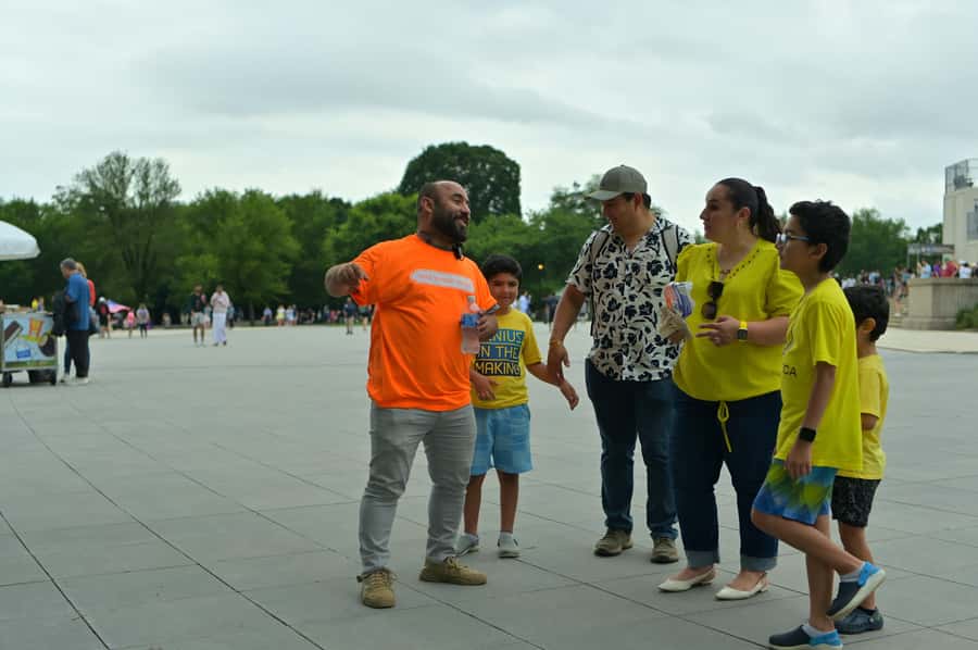 D.C: Monuments & History Guided Open-Air Bus Tour-Day &Night - Guides who shape the experience