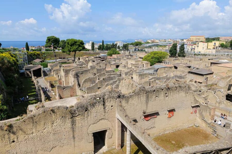 Discover Herculaneum: A guided tour of the ancient Roman city - Why Herculaneum feels different from Pompeii