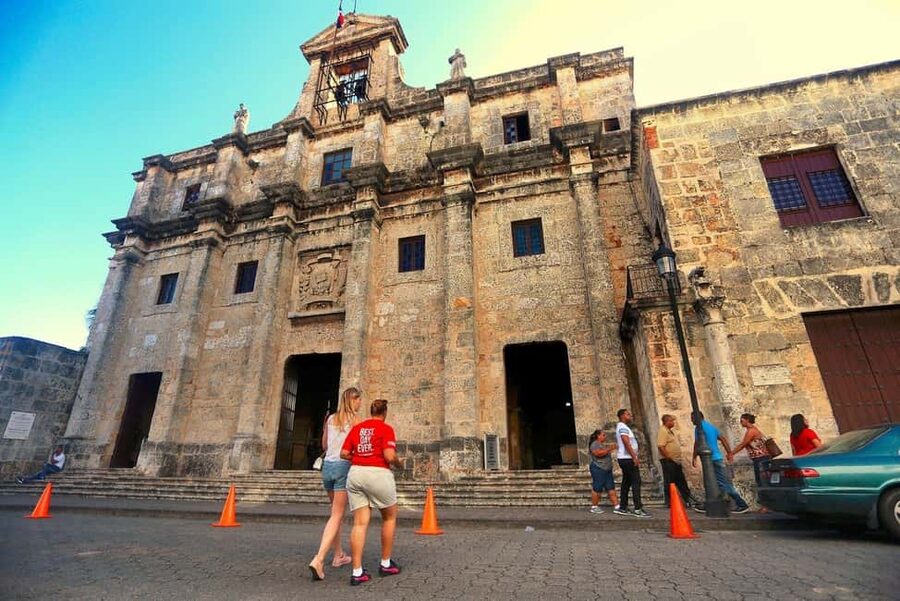 Discover Santo Domingo: Colonial History, Monuments & Lunch - Walking through the Colonial Zone