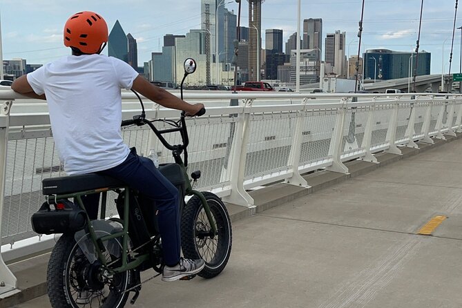 Downtown Dallas Sightseeing & History 2 Hour E-Bike tour - Music, photos, and the guide’s personality