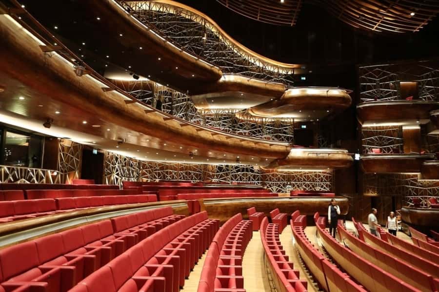 Dubai: Walking, Architecture and History Tour of Dubai Opera - A guide who makes the details easier to follow