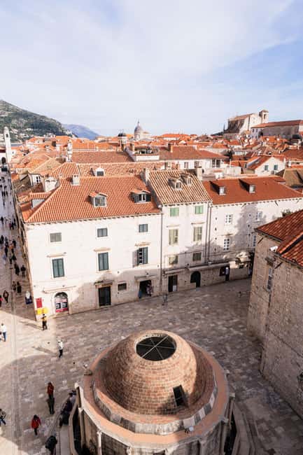 Dubrovnik Old Town: Night tour with History, Wine & Bites - Meeting by the Large Onofrio Fountain