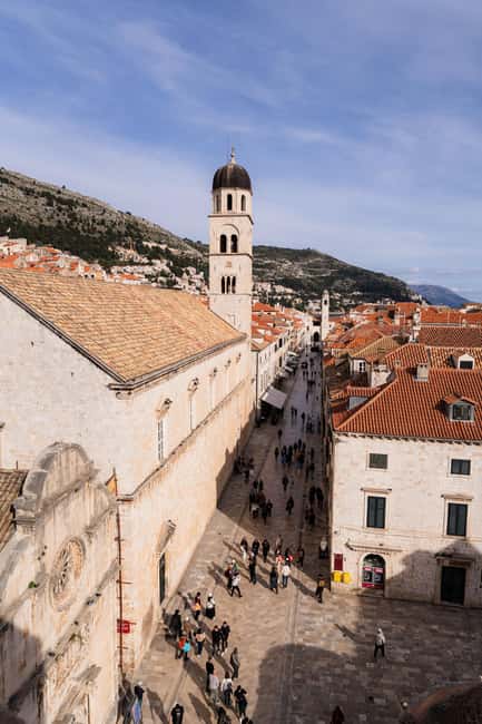 Dubrovnik Old Town: Night tour with History, Wine & Bites - Onofrio’s Fountain and the Old Town’s grand details