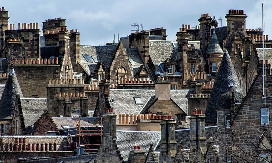 Edinburgh: 3-Hour Historical Walking Tour in Italian - Walking the Royal Mile past St Giles’ Cathedral