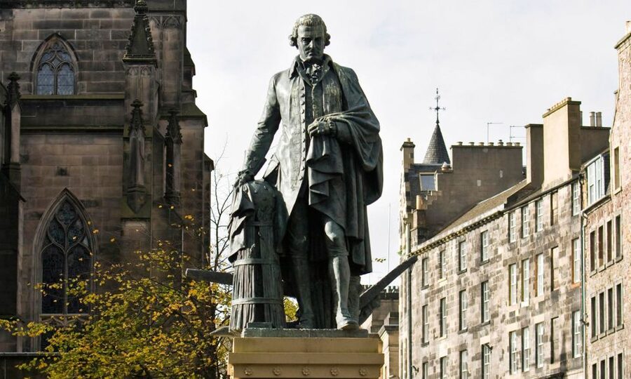Edinburgh: 3-Hour Historical Walking Tour in Italian - Starting at the City Chambers and Mercat Cross