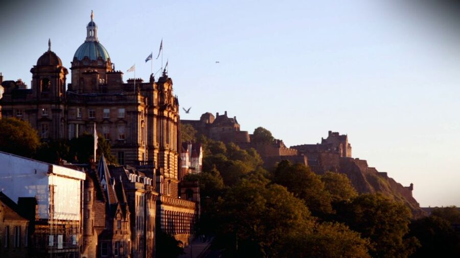 Edinburgh: 3-Hour Historical Walking Tour in Spanish - The Mound and the change from Old Town to New Town