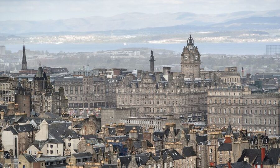 Edinburgh: 3-Hour Historical Walking Tour in Spanish - Grassmarket and Edinburgh’s darker side