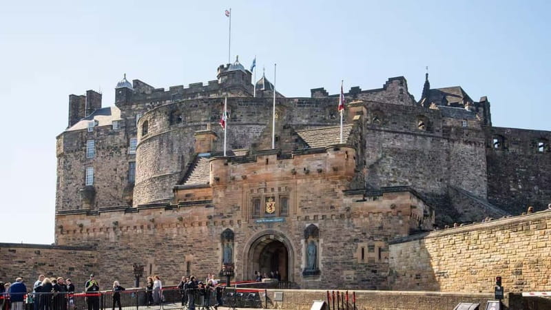 Edinburgh: Edinburgh Castle Guided History Tour with Tickets - What the 1.5-hour format gives you