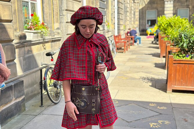 Edinburgh: Historical Gems Tour with Whisky & Local Flavours - Canongate and the Walk Toward Holyrood
