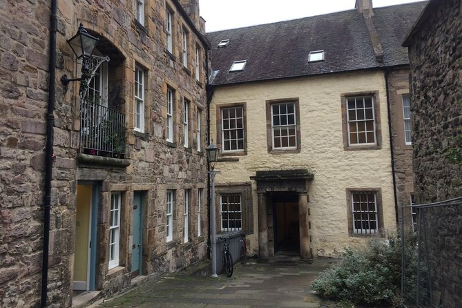 Edinburgh: History Lovers Old Town Walking Tour - Greyfriars Kirkyard and Its Famous Dead