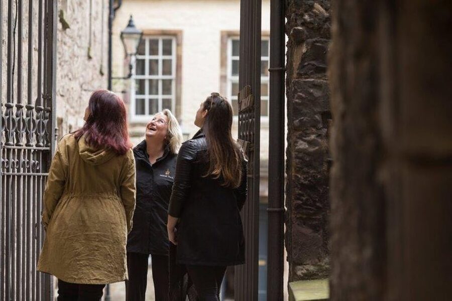 Edinburgh: Multi-Sensory Old Town Historical Walking Tour - Guides who bring the facts to life