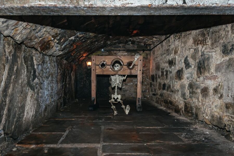 Edinburgh: Old Town and Underground Historical Tour - Meeting Your Guide On The Royal Mile