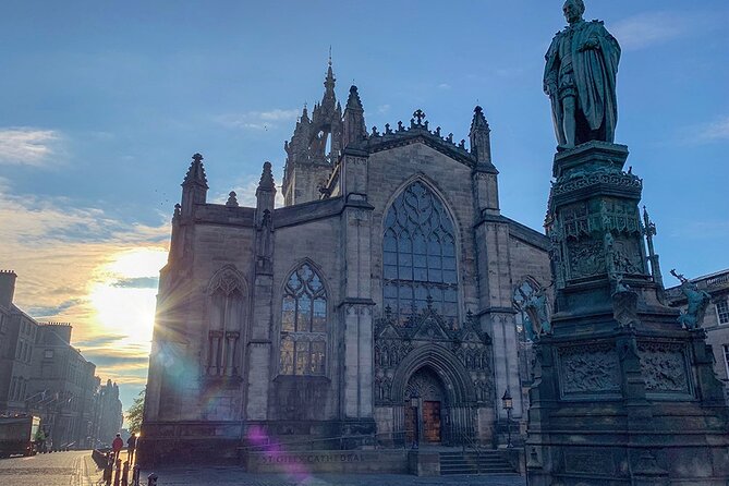 Edinburgh Old Town: Historical Guided Walking Tour - Following Edinburgh from medieval to modern
