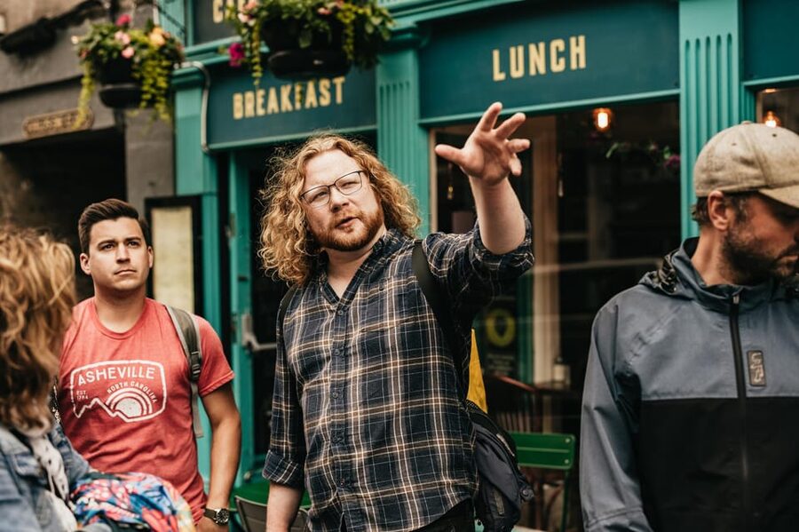Edinburgh: Pubs and History Guided Walking Tour with Beer - Walking through the Old Town with a beer story