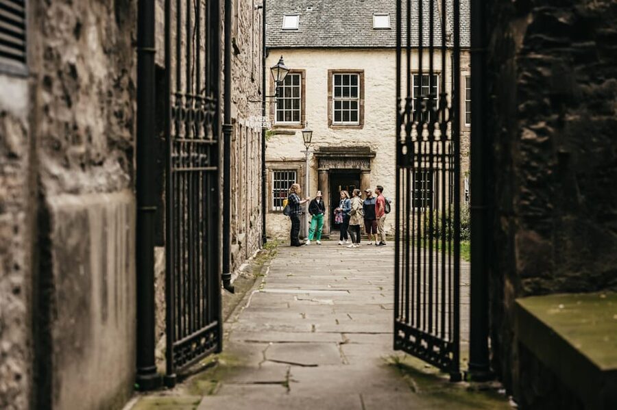 Edinburgh: Pubs and History Guided Walking Tour with Beer - Canongate, local pubs, and a longer stop