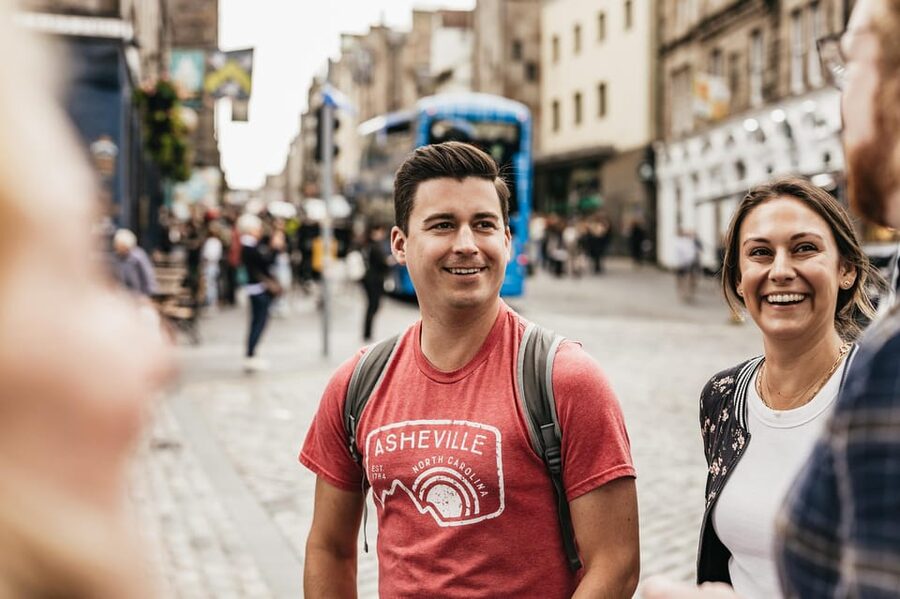 Edinburgh: Pubs and History Guided Walking Tour with Beer - Guide quality shapes the whole experience