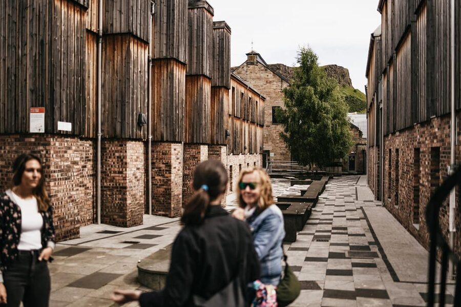 Edinburgh: Pubs and History Guided Walking Tour with Beer - The first Old Town tasting