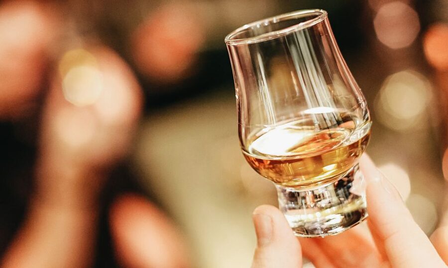Edinburgh: Whisky Tasting with History and Storytelling - A whisky evening just off Edinburgh’s Royal Mile