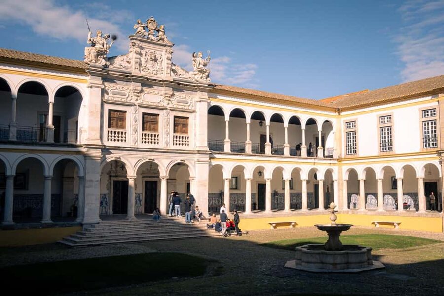 Évora: Private & Flexible Walking Tour in Historic Center - Praça de Sertório and the Roman Baths Beneath City Hall