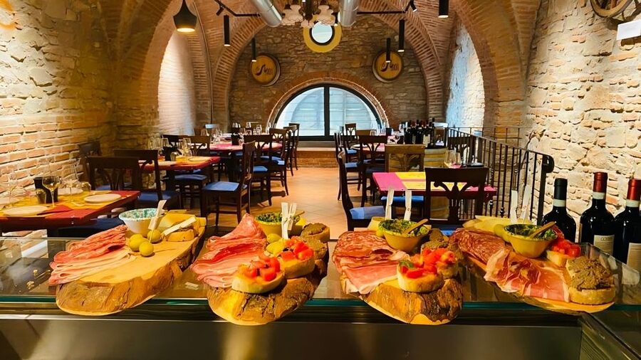 Florence Wine &Food: Taste Tuscan Flavors in Historic Cellar - A Florence cellar beside the Central Market
