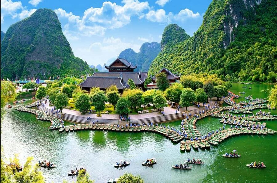 From Hanoi: Trang An eco-tourism - Hoa Lu ancient & Mua Cave - Guides and the human side of the day