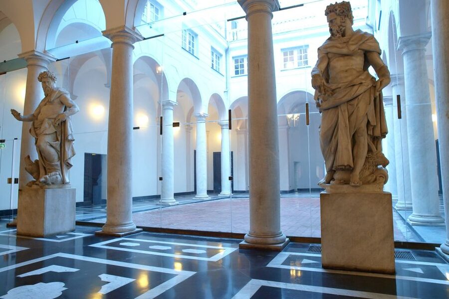 Genoa: 2-Hour Guided Walking Tour of the Historical Center - Following the caruggi into Genoa’s old center