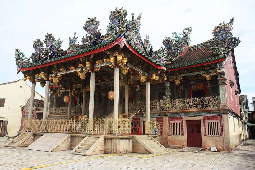 George Town: Private Half-Day Historical City Tour - Entering the Pinang Peranakan Mansion