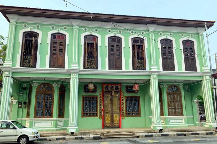 George Town: Private Half-Day Historical City Tour - The Burmese temple and its small rituals