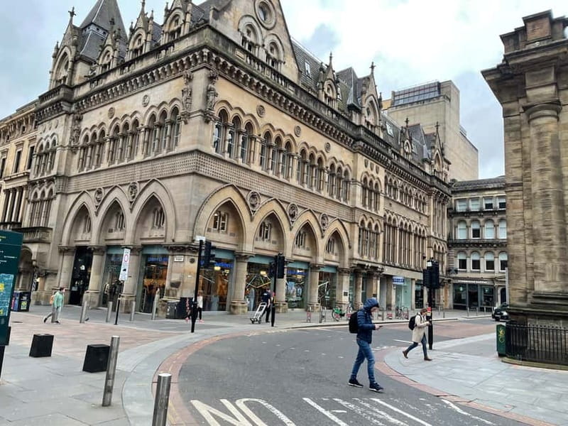 Glasgow: Historical Walking Tour: Guided by a local actor - The Gallery of Modern Art stop