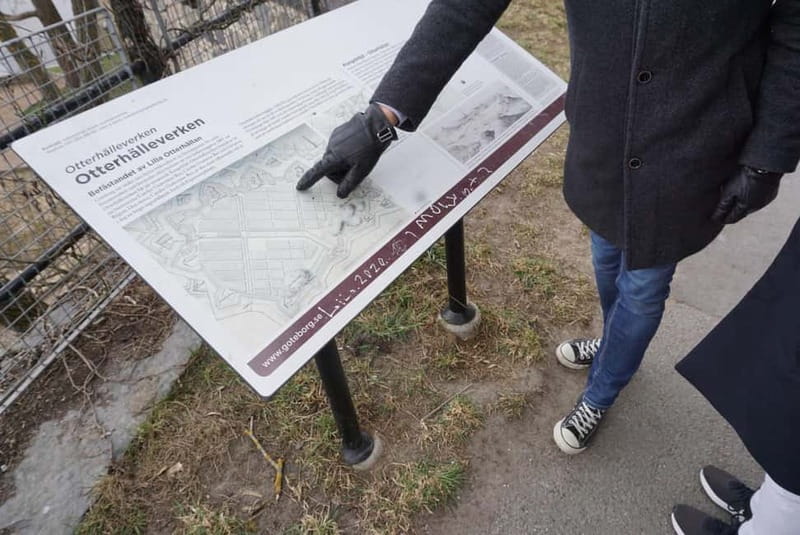 Gothenburg: Historical Walking Tour in Central City - Returning through Inom Vallgraven toward the Garden Society
