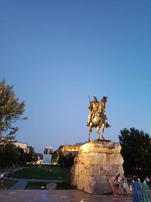 Guided tour in Tirana - discoveries, history, culture (in FRENCH) - A French introduction to Tirana’s complicated story