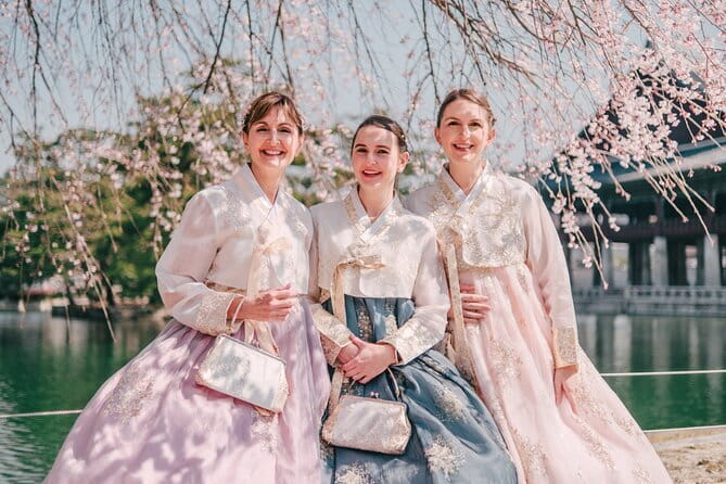 Hanbok Photoshoot and History Tour at Gyeongbokgung Palace - Why this Seoul experience works