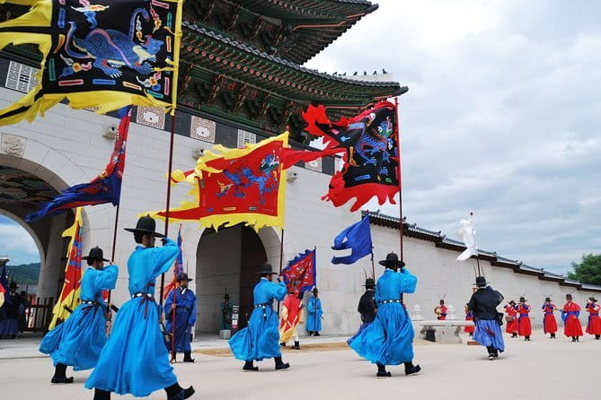 Hanbok Photoshoot and History Tour at Gyeongbokgung Palace - Gyeonghoeru brings water, trees, and space