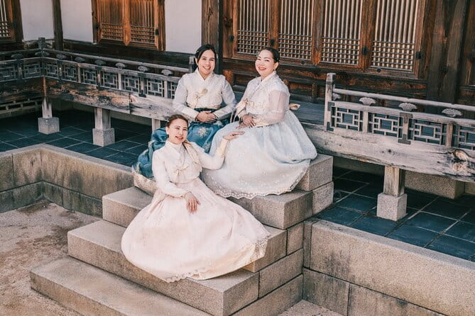 Hanbok Photoshoot and History Tour at Gyeongbokgung Palace - Group size, timing, and practical comfort