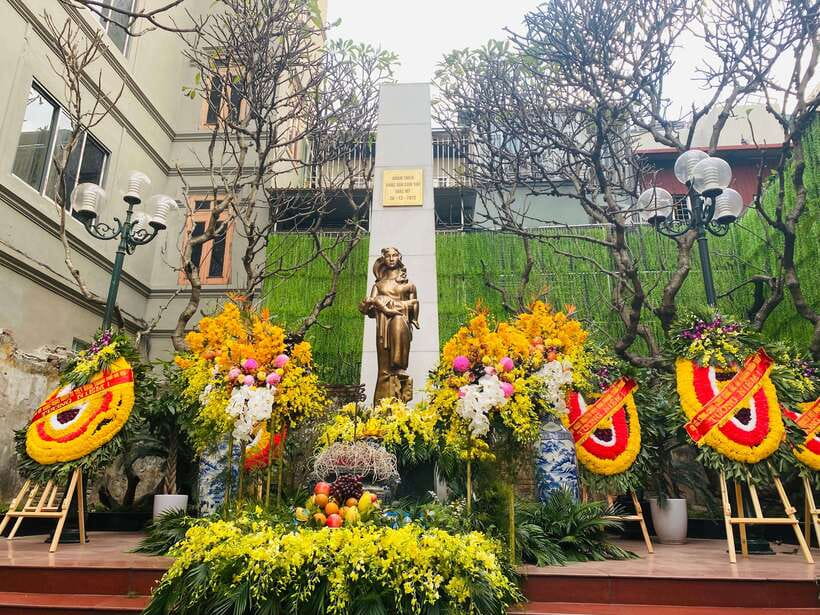 Hanoi: Cho Gioi Vietnam War History Walking Tour - Train Street and 65 Railway coffee