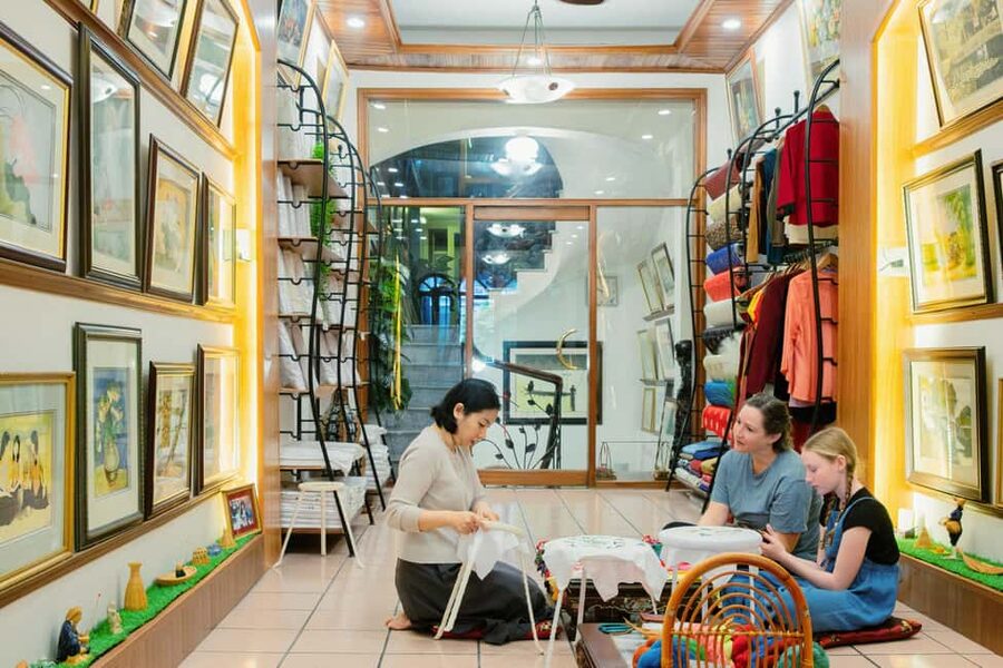 Hanoi's Heritage: Embroidery Workshop in Ancient House - Learning the first stitches with an artisan
